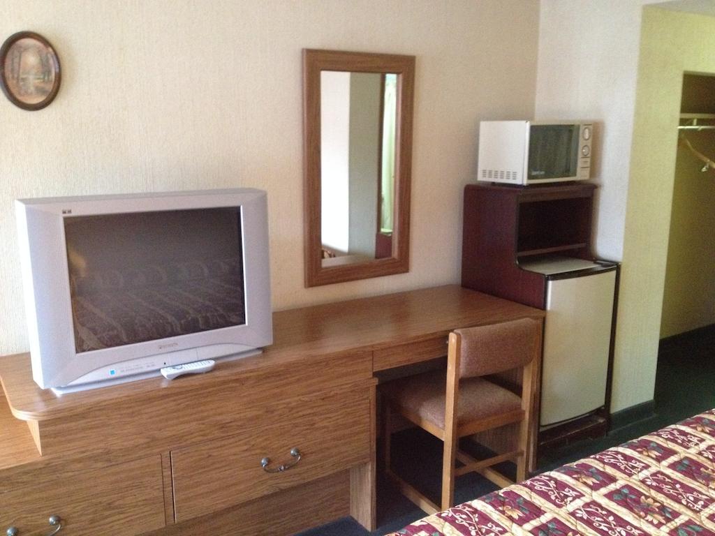 Parkway Inn Vestal Ruang foto